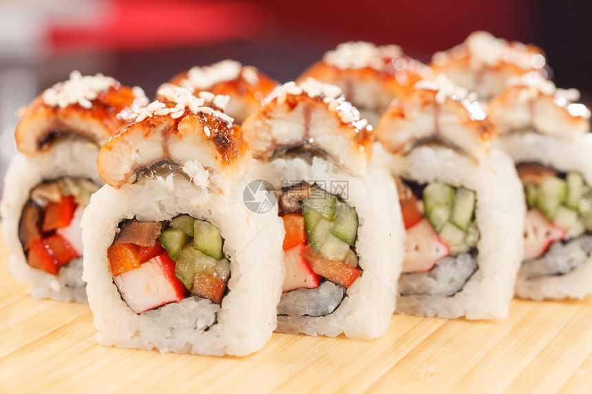寿司加团体鱼子桌子美食餐厅海鲜传统蔬菜黄瓜盘子图片