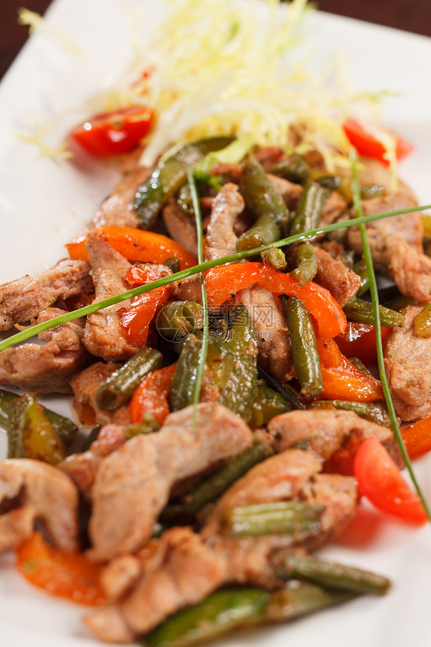 带字符串豆的肉类宏观猪肉家禽午餐季豆食物绿色胡椒蔬菜美食图片