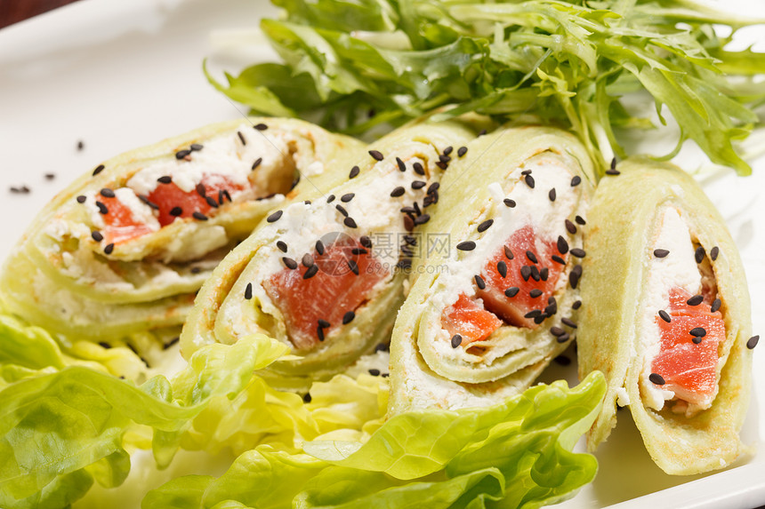 美味的开胃菜 有鲑鱼和奶酪盘子美食香菜寿司火箭叶子沙拉玉米餐厅海鲜图片