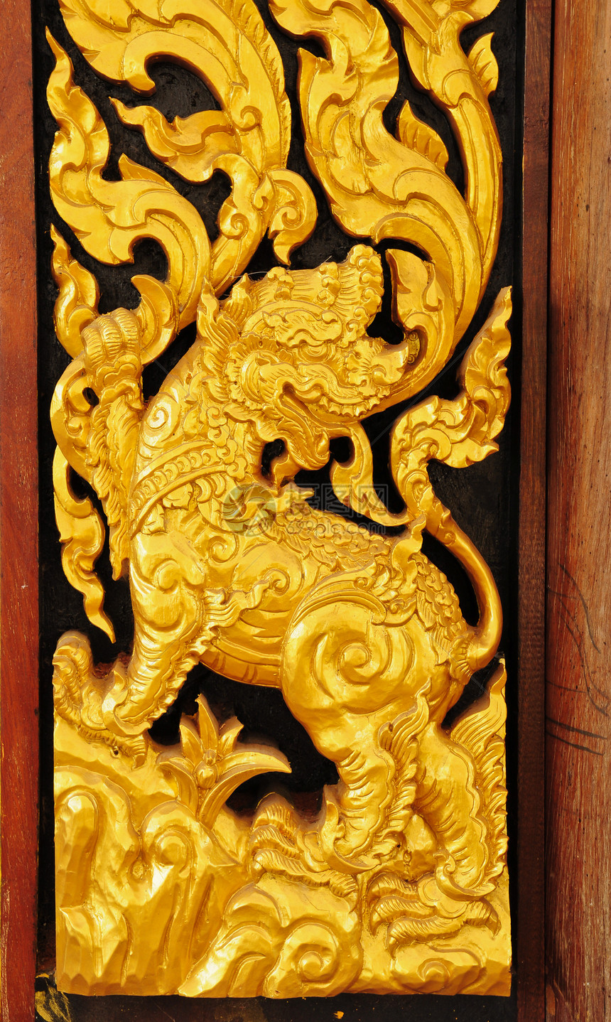 Laithai雕刻在寺庙的门上场景雕塑传统历史线条宗教头脑文化雕像佛教徒图片