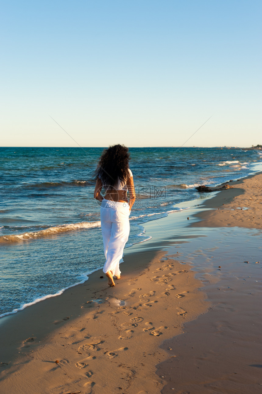 海滩散步流浪闲暇晴天脚印黑发长发娱乐享受阳光图片