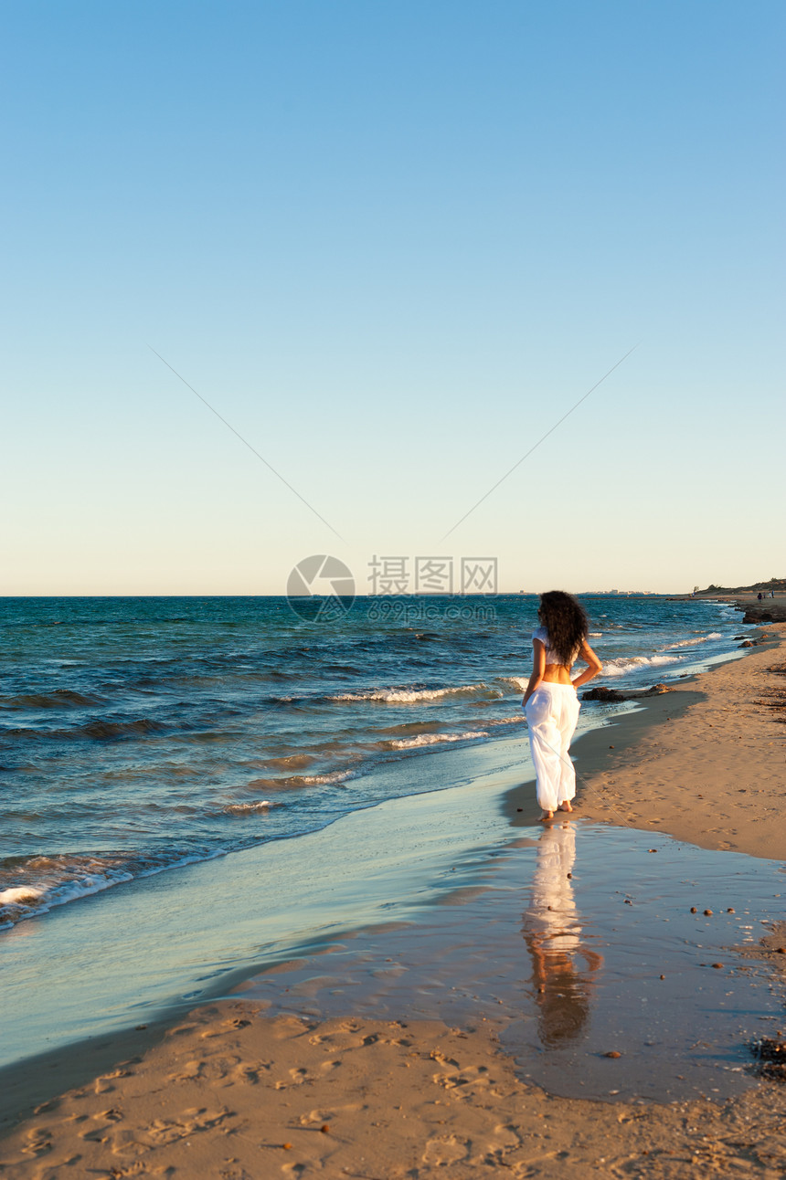 海滩散步流浪脚印阳光闲暇晴天黑发长发娱乐享受图片