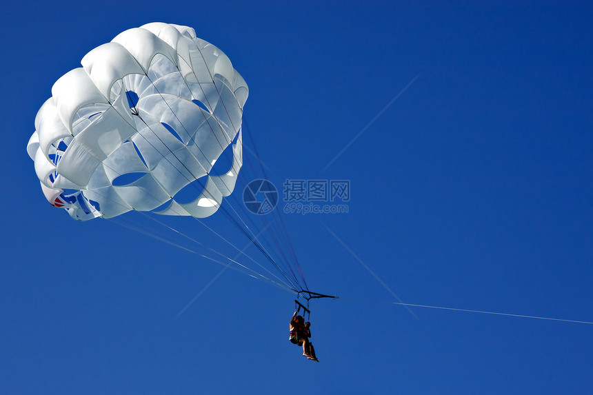 白色降落伞和天空图片