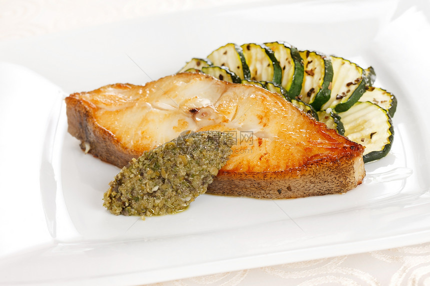 有蔬菜的鱼熟食蒸汽鱼片炙烤牛扒食物美食菠菜盘子绿色图片