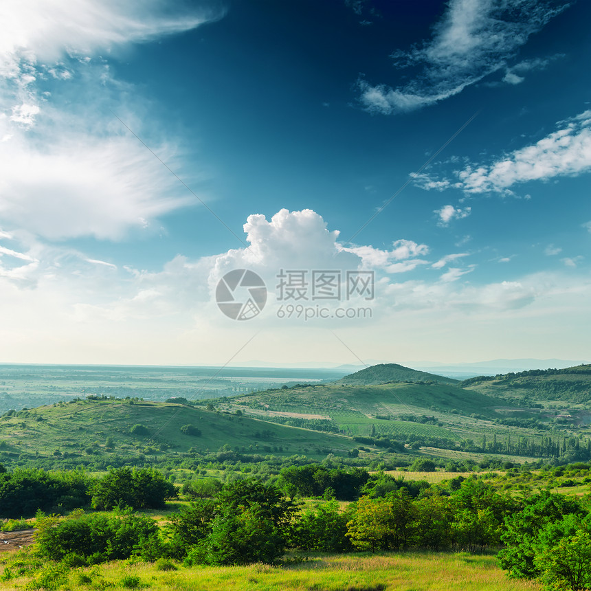 喀尔巴阡山脉美丽的绿色山区景观图片
