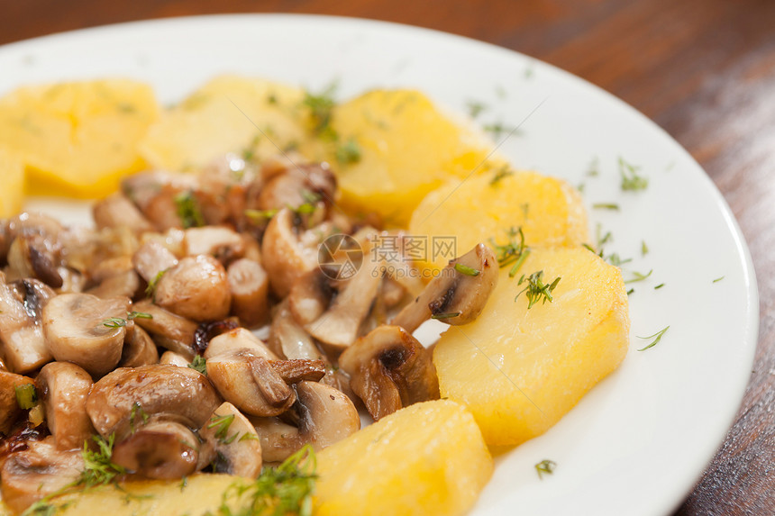 马铃薯和蘑菇午餐盘子餐厅营养土豆牛扒香菜金子胡椒烹饪图片