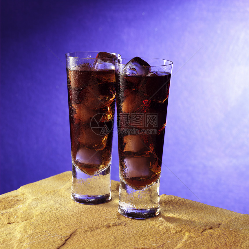 冰上可口可乐液体食物餐厅可乐苏打水玻璃杯子棕色苏打流行音乐图片