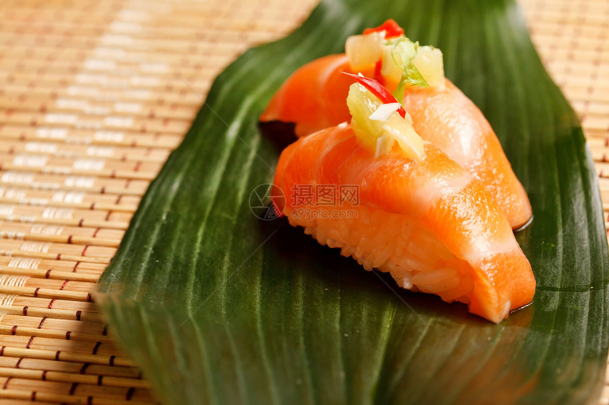 树叶上的寿司热情鱼片拼盘小吃服务晚餐海鲜餐厅美食午餐图片