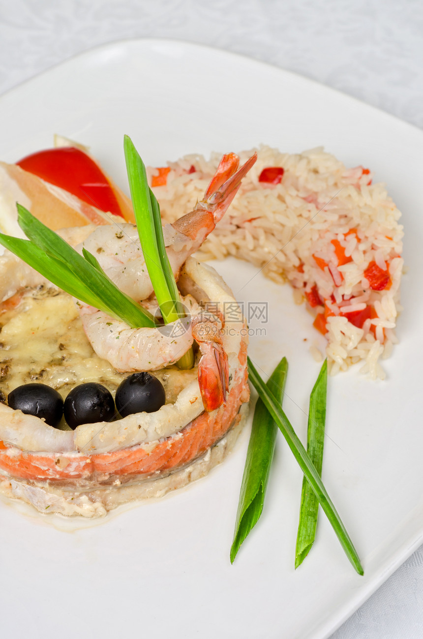 有大米和蔬菜的鱼午餐盘子美食用餐油炸粮食勺子营养海鲜树叶图片