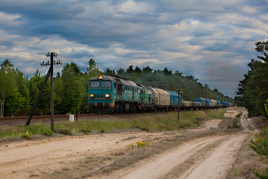运输柴油列车水平乡村风景货运力量货物环境机车森林火车图片