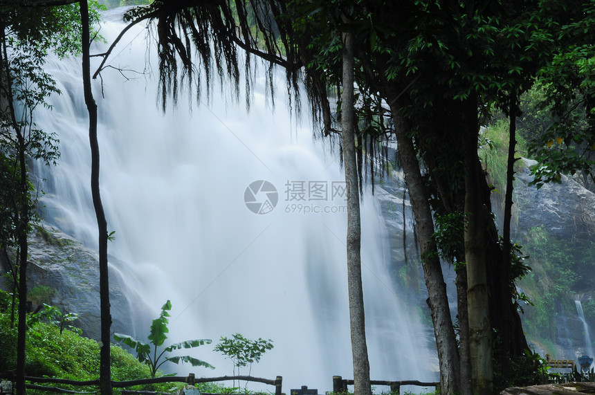 泰河流域的瀑布旅行场景爬坡公园溪流美丽花园明信片白内障薄雾图片