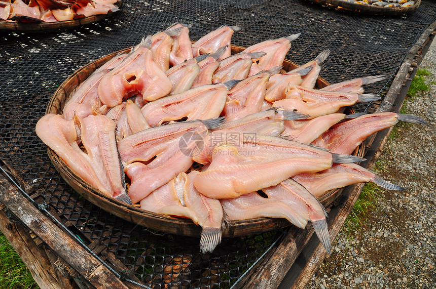 泰国的干鱼薄片身体皮肤生产市场团体眼睛美食食物零售图片