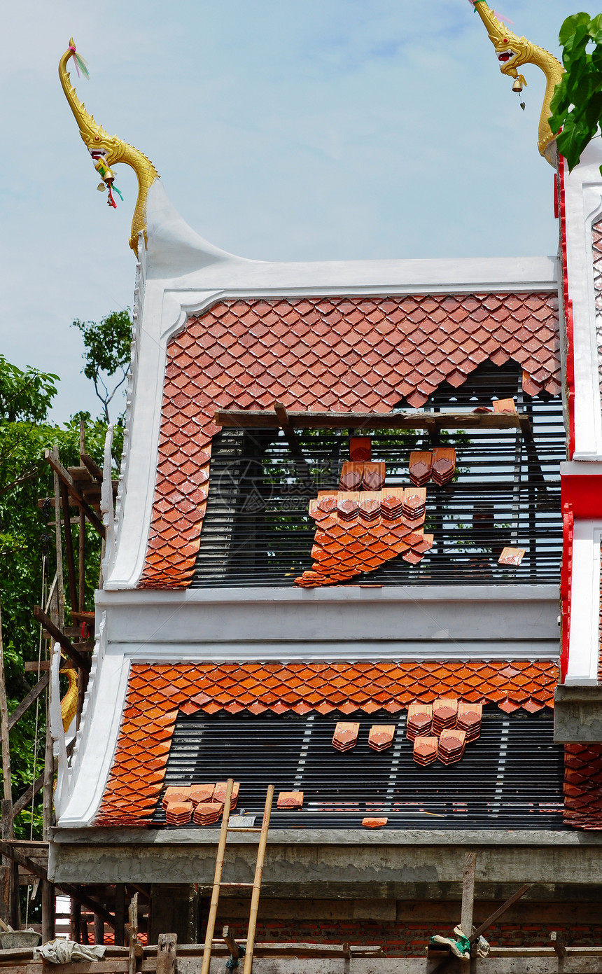 修复泰国寺庙的顶顶工作财产装修平铺黏土维修材料住宅改造鹅卵石图片