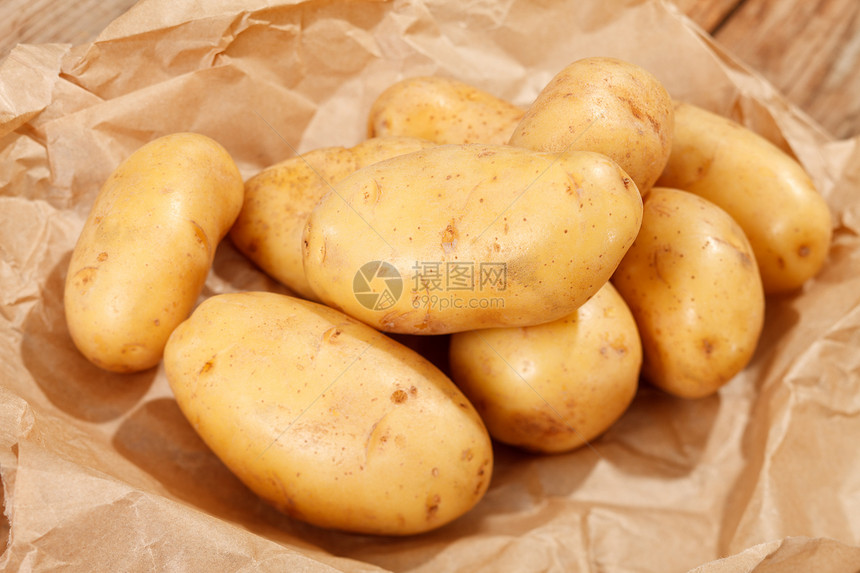 新鲜土豆马铃薯黄色鱼种市场块茎农业淀粉食物生产蔬菜图片