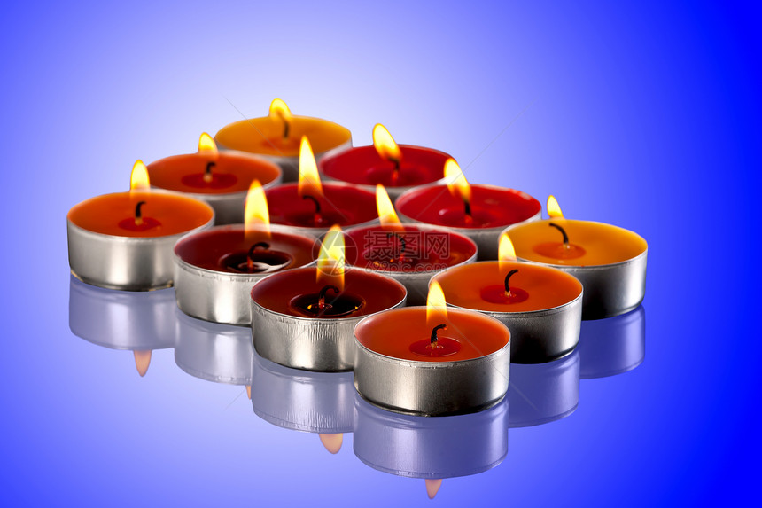 彩色蜡烛橙子辉光蓝色烛光反射红色火焰茶色图片