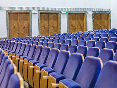 座椅竞赛流行售罄电影业观众孤独礼堂座位蓝色建筑学背景图片