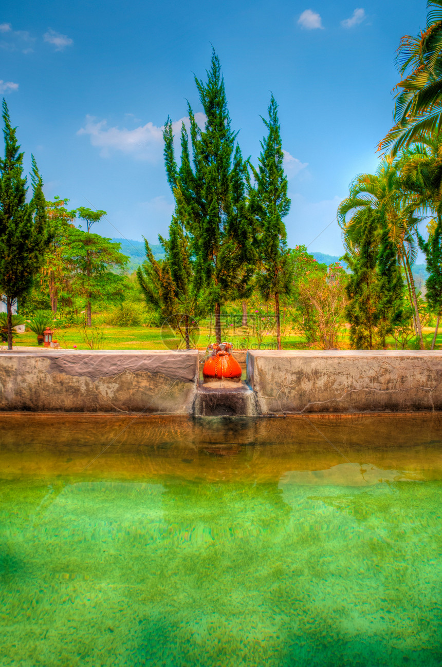 泰国岩石愈合旅行洗澡阳光水池生态环境木头弹簧图片