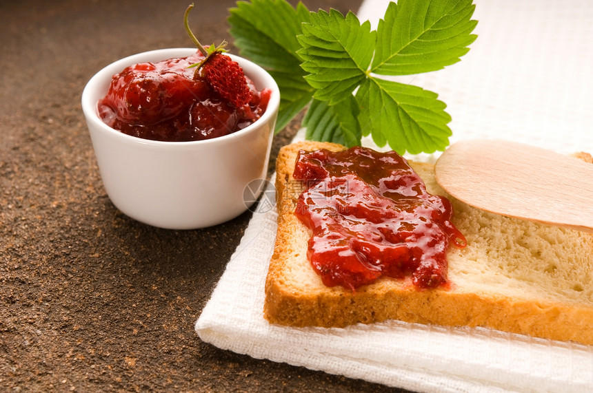 野草莓果酱加吐司覆盆子面包桌子营养厨房饮食烹饪玻璃营养素环境图片
