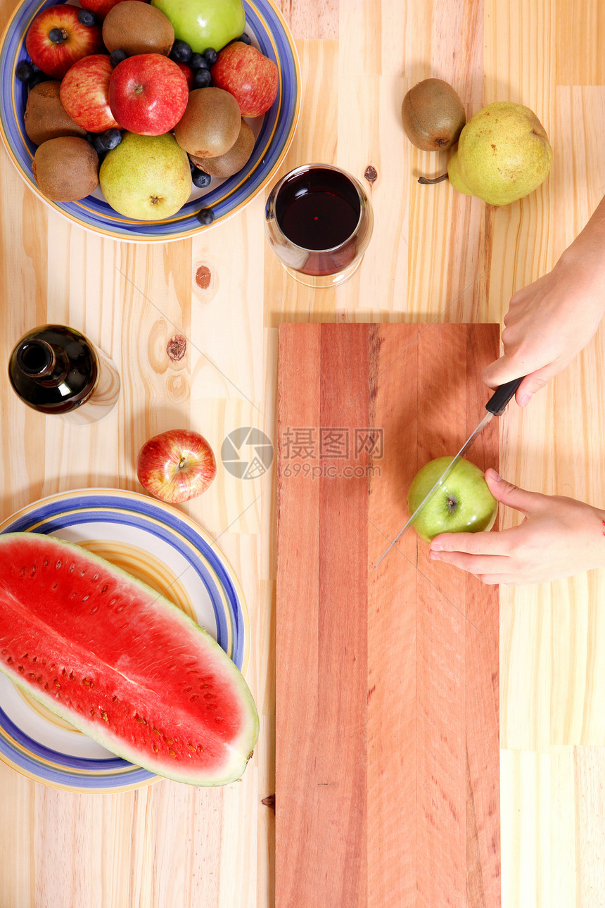 切水果奇异果红色凤梨盘子桌子女孩饮食玻璃早餐治愈图片