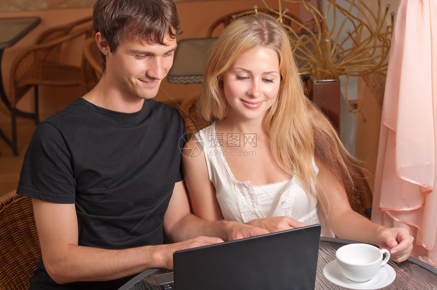 带膝上型电脑的年轻夫妇女孩学生餐厅成年人友谊女性男朋友成人咖啡朋友们图片