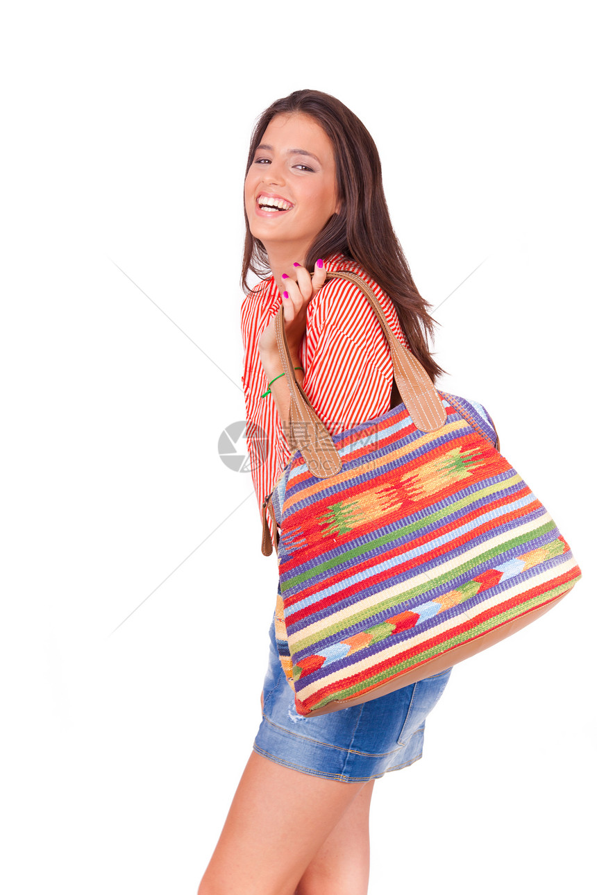 年轻美女带着彩色袋走来走去购物衬衫红色白色女性微笑乐趣图片