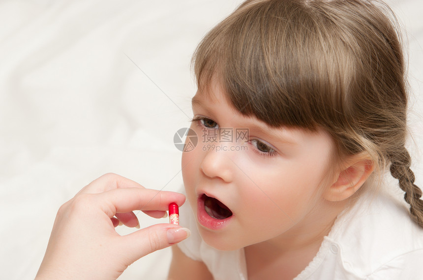 女人给小女孩吃药丸寒意卫生传染性诊所流感鼻子保健温度红色药品图片