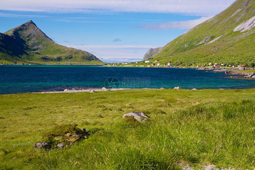 挪威湾草地山脉峡湾场地风景蓝色乡村全景农村牧场图片