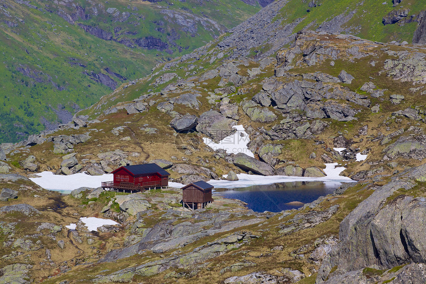 挪威山小屋岩石风景晴天全景蓝色山峰山脉图片