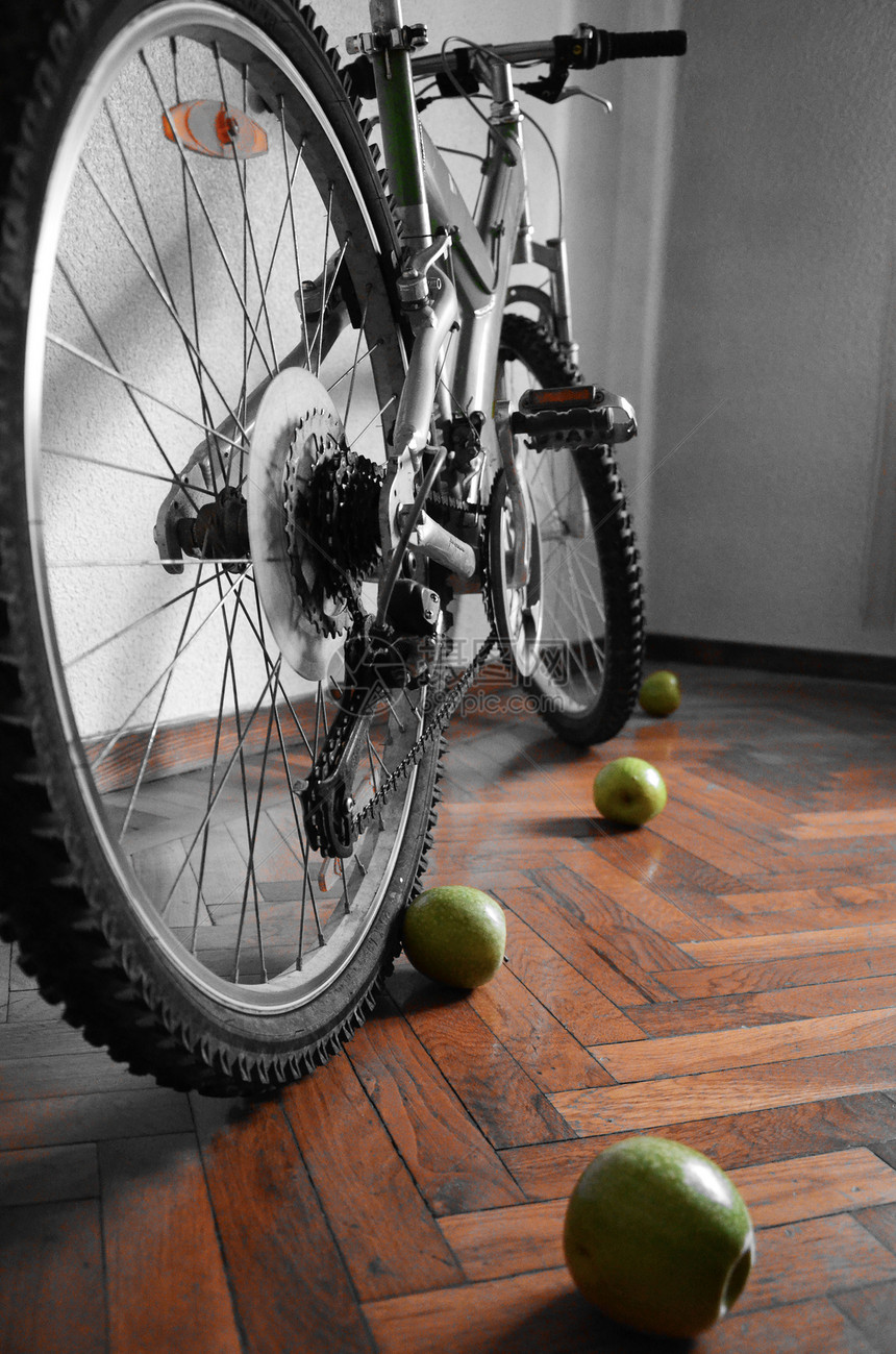 地板上的自行车和绿苹果图片