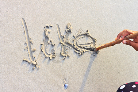 沙上刻着的碑文水平字法数字阳光海景冲浪海浪海洋地平线场景背景图片