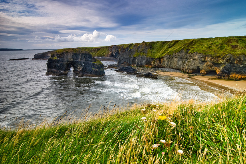 爱尔兰的裂缝旅行海洋天空海滩旅游蓝色花朵海景岩石支撑图片