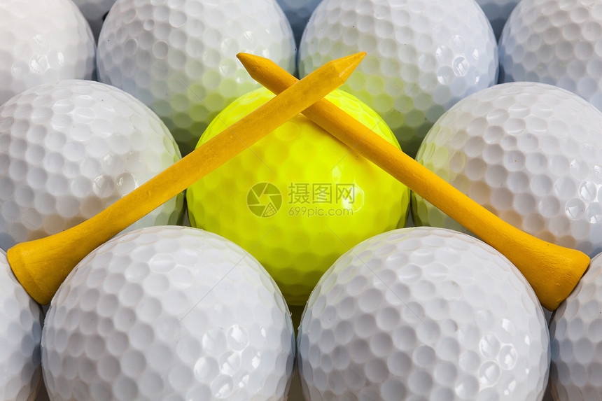 高尔夫球和金球发球台运动静物图片