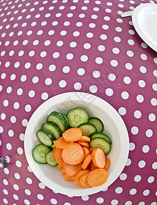 在温馨花园的午餐水果孩子们孩子幼儿园蔬菜食物盘子背景图片