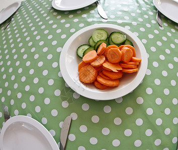 在温馨花园的午餐孩子盘子水果孩子们食物蔬菜幼儿园背景图片