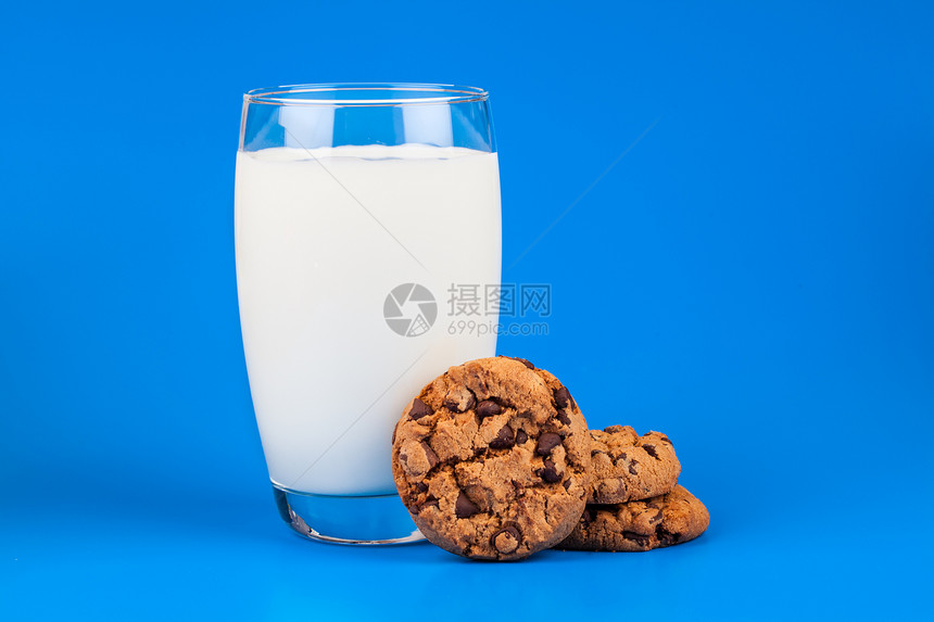 一杯牛奶加巧克力饼干图片