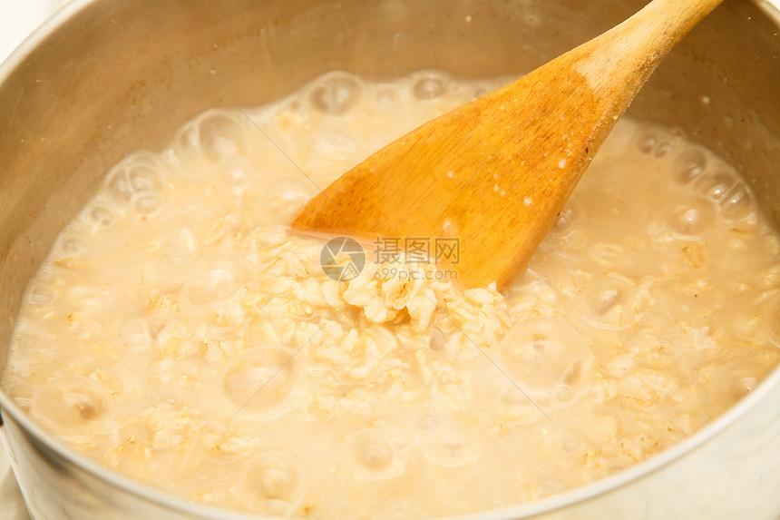 锅中燕麦烹饪图片