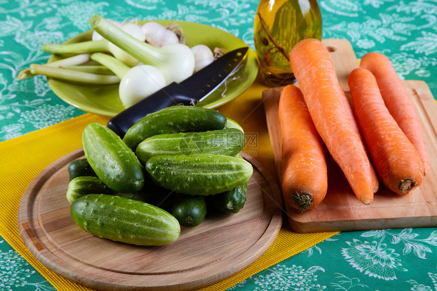 绿黄瓜和洋葱 大蒜和胡萝卜美食蔬菜萝卜桌子健康厨房静物营养绿色营养品图片