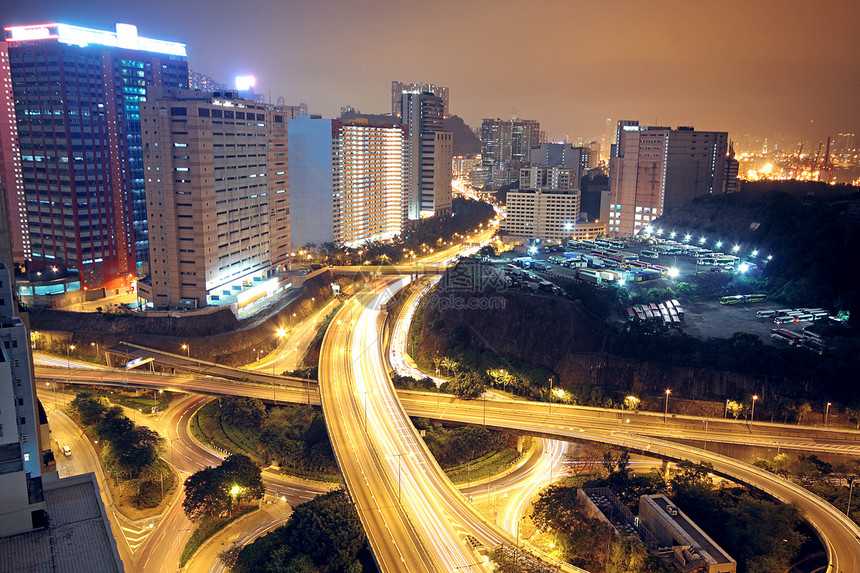 夜空中飞过交通曲线市中心建筑大灯场景运输立交桥运动街道图片
