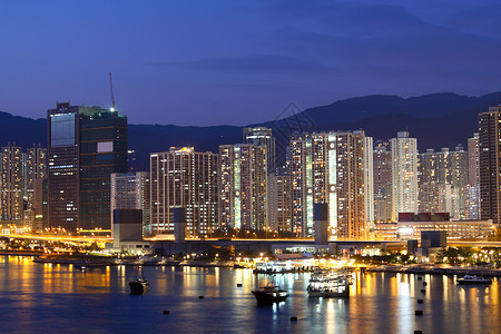 在香港市中心 黄昏的蓝色时辰日落办公室太阳天空交通摩天大楼城市市中心建筑学时间背景