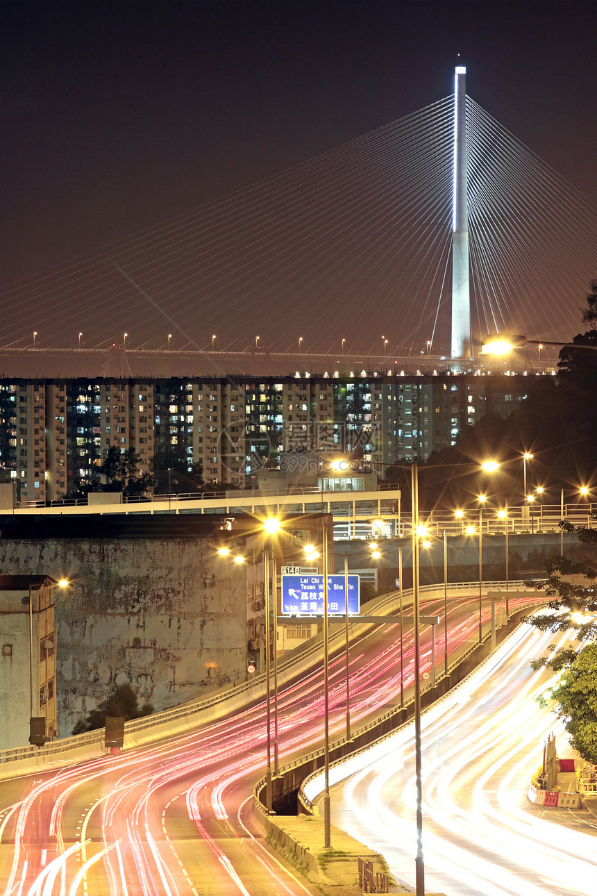 夜间通过市区的交通流量速度天际蓝色市中心商业汽车运动建筑地标城市图片
