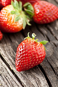 草莓浆果水果红色甜点木头季节性乡村食物背景图片