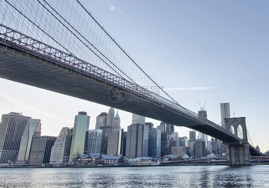 纽约 美丽的布鲁克林大桥风景 从东河的阳光下图片