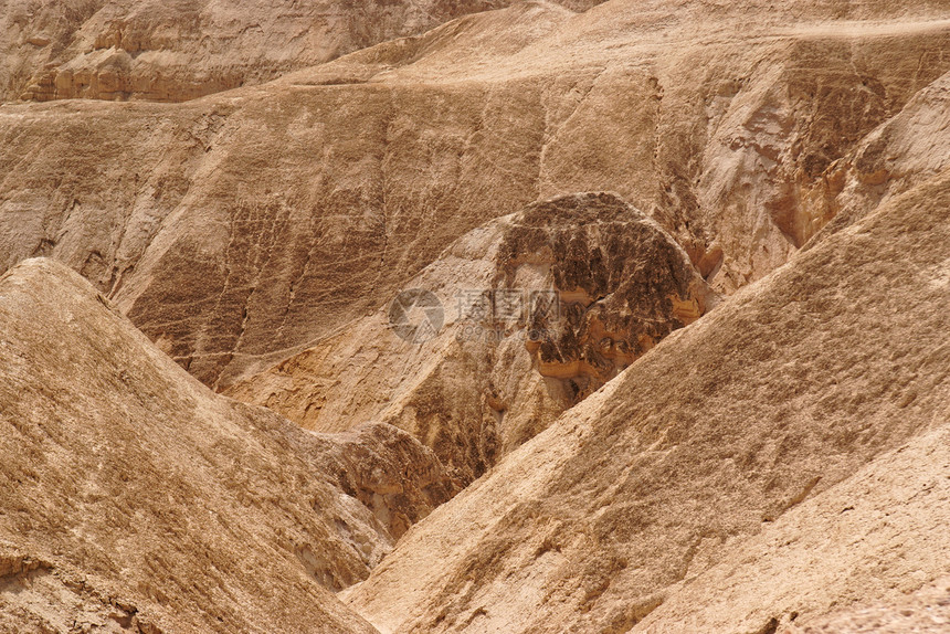沙漠中条纹橙色山图片