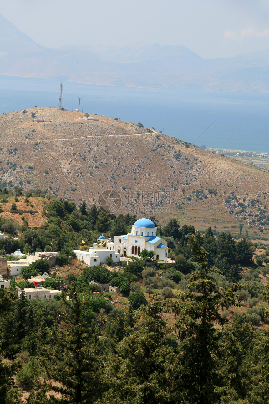 典型的希腊东正教教堂 在科斯岛上有蓝色圆顶信仰照明宗教教会美丽天空灯笼街道远景场景图片