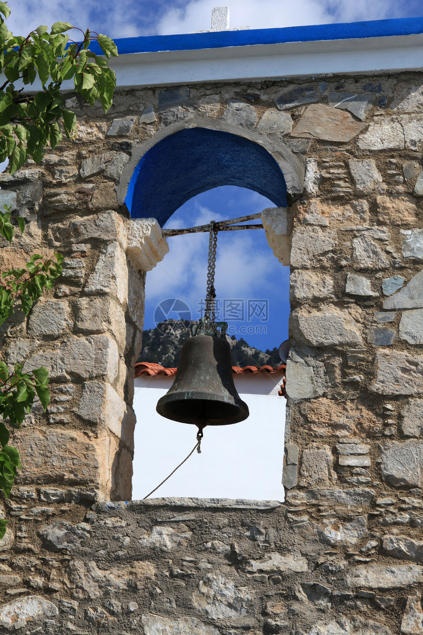 希腊Zia Kos岛东正教教堂的钟楼宗教教会棕榈石头天空信仰场景建筑美丽村庄图片
