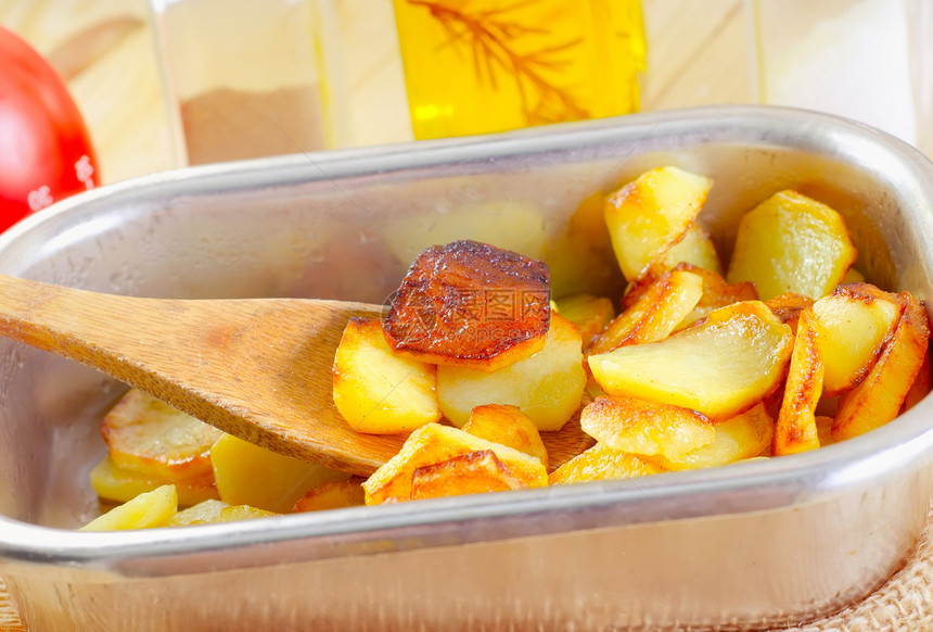 油炸土豆午餐脂肪盘子草本植物背景芯片香料烤箱垃圾食物图片
