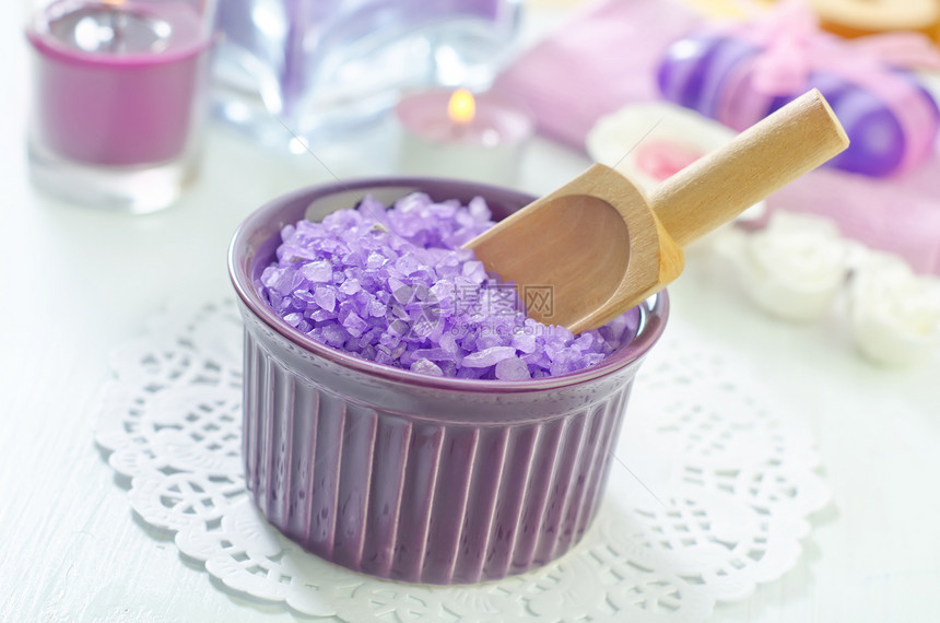 海盐 肥皂和蜡烛产品手工紫色花朵生活卫生香气烧伤皮肤温泉图片
