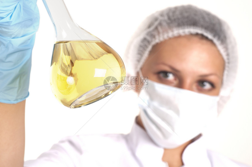 美容女科学家在实验室里工作女士红色蓝色药品技术员生物学面具绿色管子安全图片