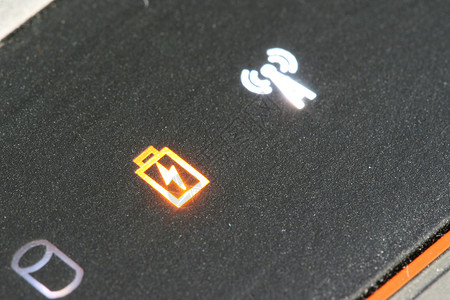 笔记本电脑上的橙子低击打警告机动性活力上网信号收费电量放电背景图片