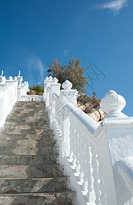 白色和蓝色粉饰阳光晴天建筑建筑学楼梯背景图片